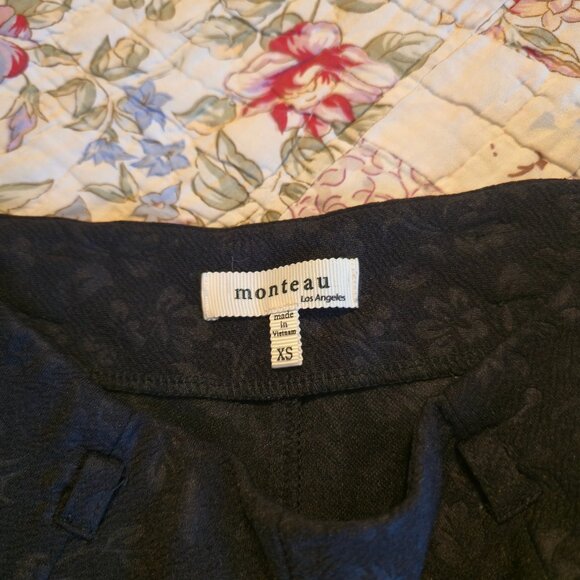 Monteau Los Angeles Black High Waisted Scalloped Brocade Shorts, Size XS - Picture 4 of 5